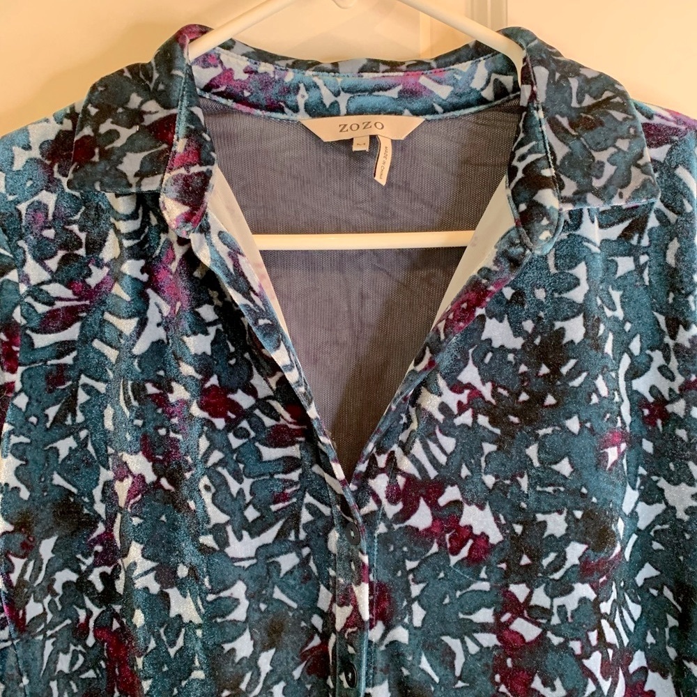 ZOZO Stretch Velvet Blue Floral Tunic Size Medium - Picture 3 of 8